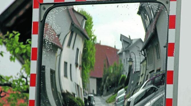 Krumm und schief ist die Fürstenbergstraße nur im Spiegelbild. Sanierungsbedürftig ist sie wirklich. Jetzt vergab der Gemeindera