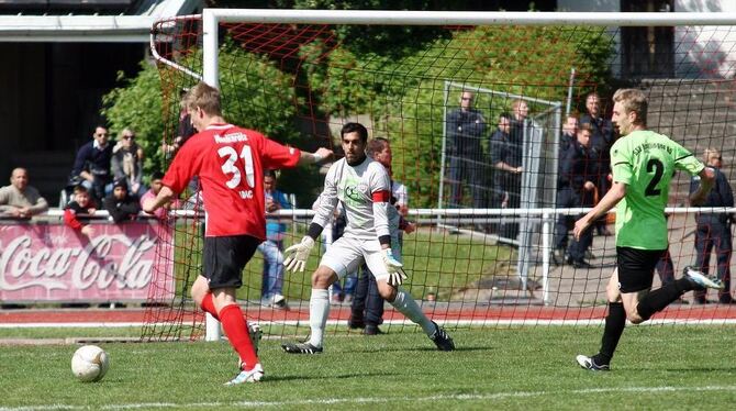 Und wieder ist die SSV-Abwehr ausgespielt: Außenverteidiger Marcus Meyer (rechts) kommt zu spät. Torhüter Luis Rodrigues muss al