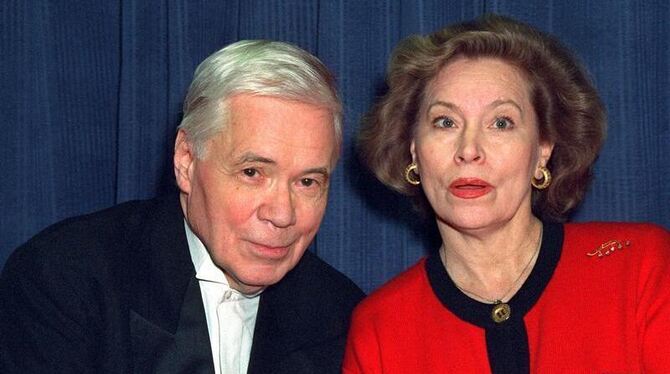 Dietrich Fischer-Dieskau mit seiner Frau, der Sängerin Julia Varady, Im Jahr 2000 in Köln. Foto: Hermann Wöstmann