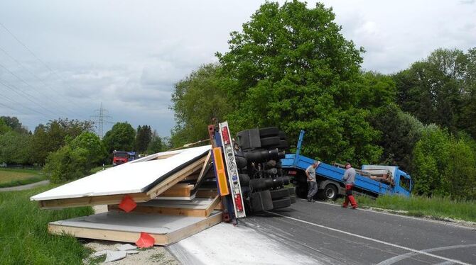 Der umgekippte Anhänger liegt quer auf der B 312. Hier geht für Stunden nichts mehr.