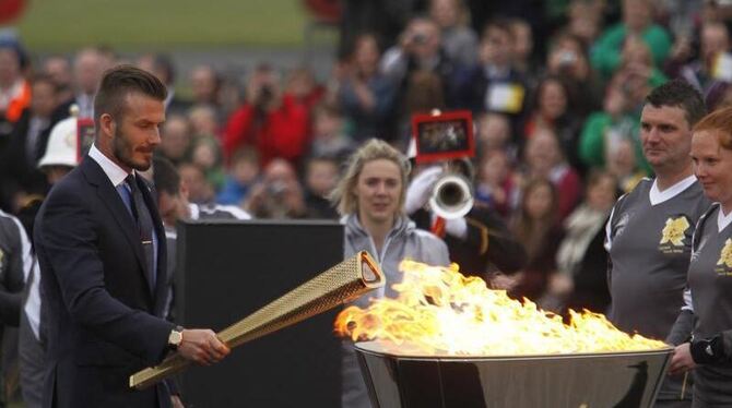 Kein Geringerer als David Beckham entzündet in England die Fackel an der eingetroffenen Olympischen Flamme. Foto: Karel Prins