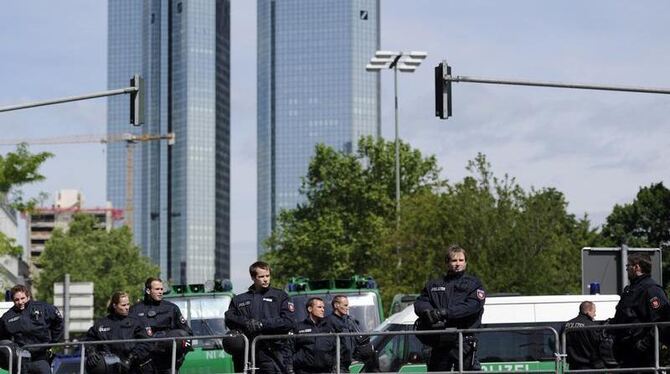 Die Polizei rechnet in Frankfurt mit gewaltsamen Ausschreitungen. Foto: Boris Roessler