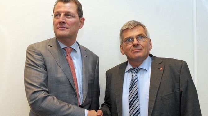 Haben sich geeinigt: Der baden-württembergische IG-Metall Bezirksleiter, Jörg Hofmann (r), und der Vorsitzende von Südwestmet