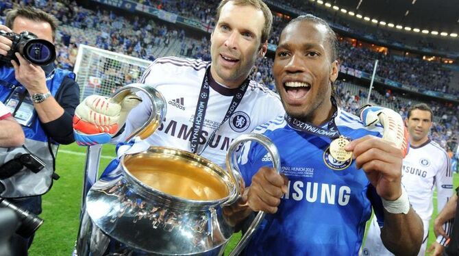 Chelsea's Torhüter Petr Cech (links) und Spieler Didier Drogba feiern.