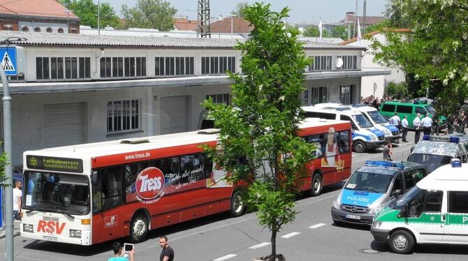 Die Ulmer Fans pfeifen auf die Freifahrt mit dem Bus zum Kreuzeichestadion, steigen aber schließlich doch ein.