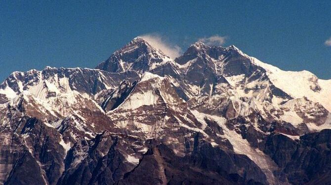 Blick auf das Himalaya-Gebirge mit dem Mount Everest (M), dem höchsten Berg der Welt. Foto: dpa/Archivbild