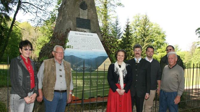 Die neue Schautafel an der geologischen Pyramide im Garten von Schloss Lichtenstein präsentierten (von links) Waltraud Pustal, G