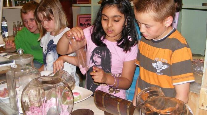 Drittklässler der Grundschule verkauften mit Begeisterung Süßigkeiten im Dorfmuseum in Pliezhausen. FOTO: BÖRNER