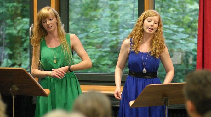 Die Schestern Verena (links) und Johanna Renner bei ihrem Liederabend im Friedrich-Schiller-Gymnasium.