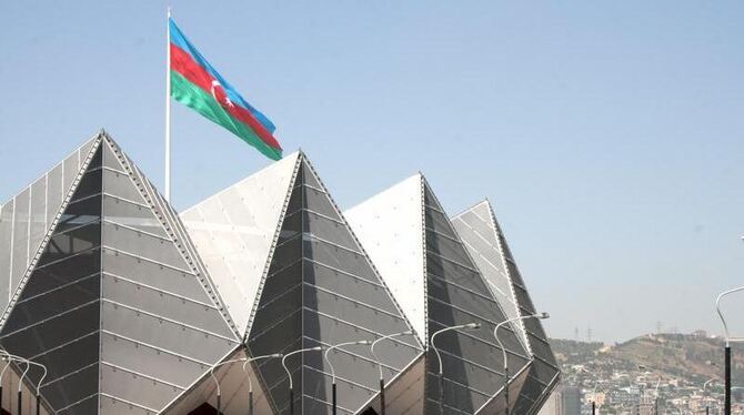 An der Crystal Hall in Baku weht eine aserbaidschanische Nationalflagge. Hier findet am 26. Mai das Finale des diesjährigen E