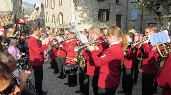 Laut schallten die traditionellen Märsche der Lautertalmusikanten durch die engen Gassen der provencalischen Partnergemeinde Bui