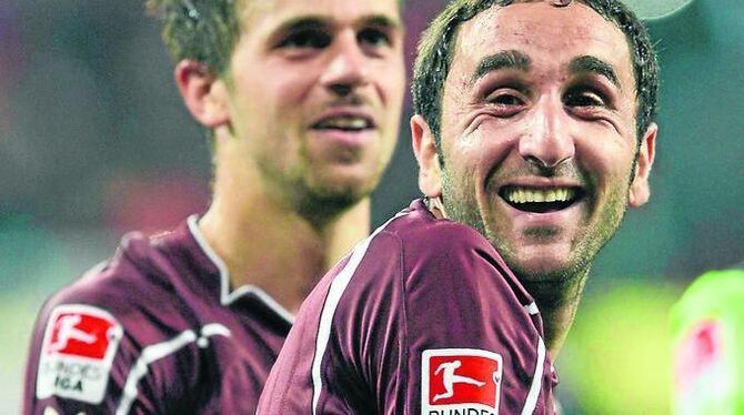 Immer gut drauf: Cristian Molinaro vom VfB Stuttgart, der für Italien im Jahr 2010 zwei Länderspiele absolvierte. Links: Martin