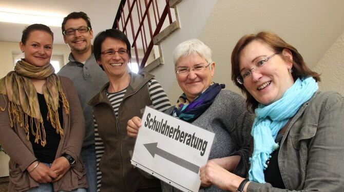 Mit dem Schuldnerberater-Team von Landratsamt und Diakonieverband (von links) Jessica Selg, Daniel Spinner, Martina Eberle, Luci