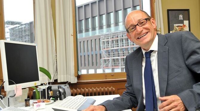 Hat vom Schreibtisch aus die Stadthalle stets im Blick: der Leiter der städtischen Projektgruppe, Klaus Kessler.