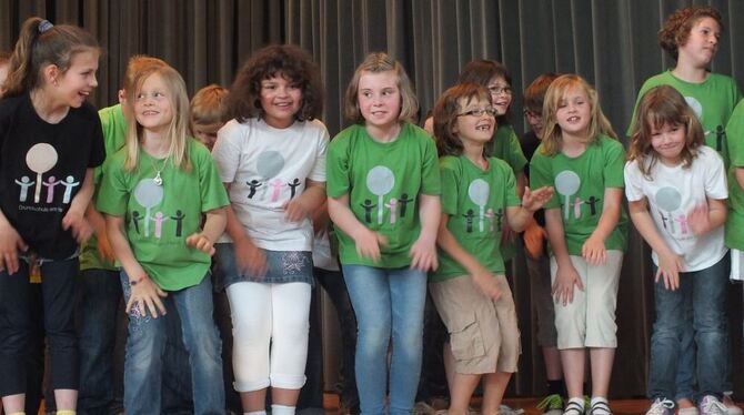 Die Schüler der Auinger Grundschule am Hardt gestalteten in der voll besetzten Turn- und Festhalle ein begeisterndes Konzert. FO