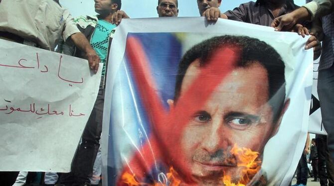 Gegner des Assad-Regimes bei einer Protestveranstaltung vor der syrischen Botschaft in Kairo. Foto: Khaled Elfiqi/Archivbild