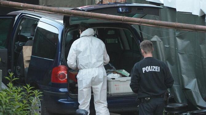 Ermittler der Spurensicherung der Polizei durchsuchen in Kiel das Gelände einer Kfz-Werkstatt. Foto: Marcus Brandt