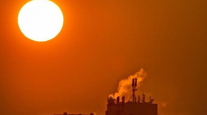 Die Sonne lacht vom Himmel: Deutschland hat eine neue Spitzenleistung bei der Sonnenenergie erreicht. Foto: Frank Rumpenhorst