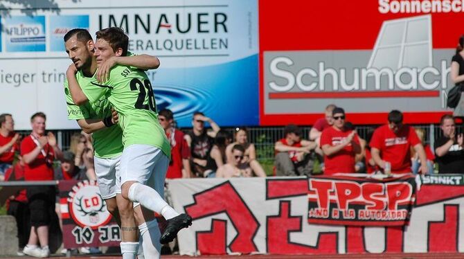 Fußball-Oberliga. 26. Mai 2012. TSG Balingen - SSV Reutlingen 0:7. Angelo Vaccaro (links) und Benjamin Barth jubeln nach dem 7.