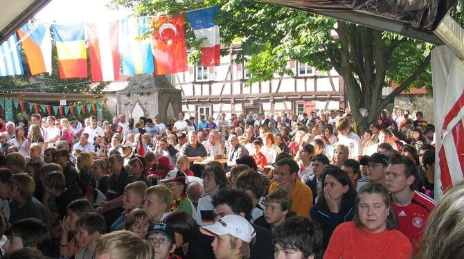 Entspannte Atmosphäre im lauschigen Ambiente bei der EM 2008: Mit dem gemeinsamen Fußballgucken im Kirchhof der Johanneskirche w