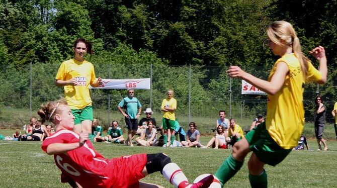 Die Mädels auf dem Platz kämpften um jeden Ball. Mit dabei waren auch Bundesliga-Mannschaften.  FOTO: LEIPPERT