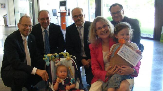 Dr. Sigrid Schmitz mit ihren Kindern Leonie (mit Scheck) und Matthis vertritt die Kleinkinderbetreuung »7 Zwerge« in Bad Urach,