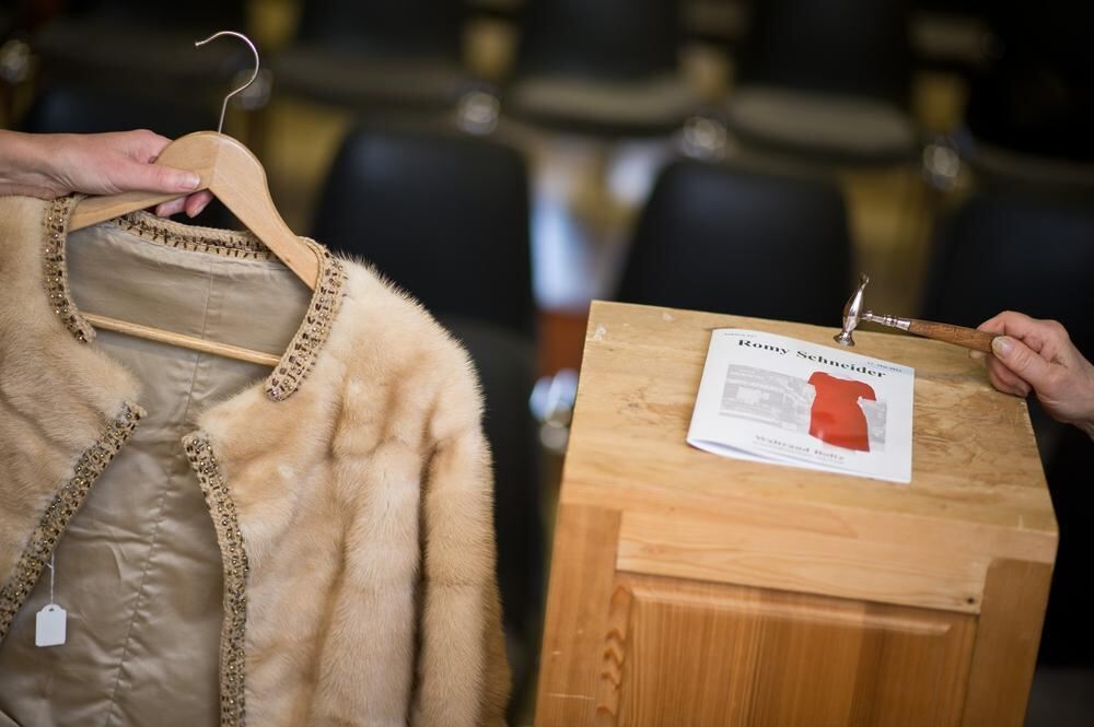 Symbolisch wird im Auktionshaus Boltz in Bayreuth schon einmal der Auktionshammer neben einem zur Versteigerung stehenden Nerzjä