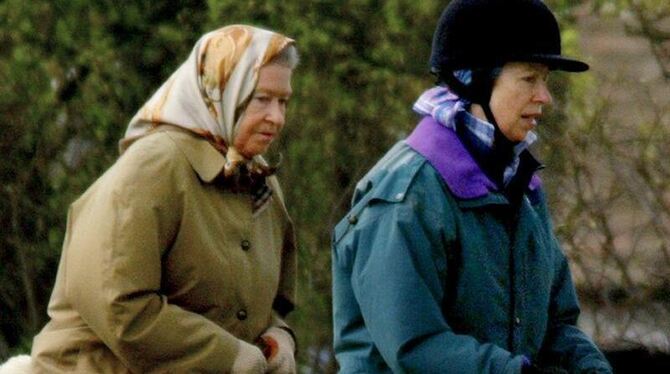 Queen Elizabeth II. (l) und ihre Tochter Prinzessin Anne 2003 beim Ausritt. 