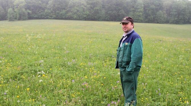 Werner Gumpper ist einer der Ersten, der beim Patenschaftsprojekt des Vereins Blumenwiesen-Alb dabei ist. Der Landwirt vom Traif