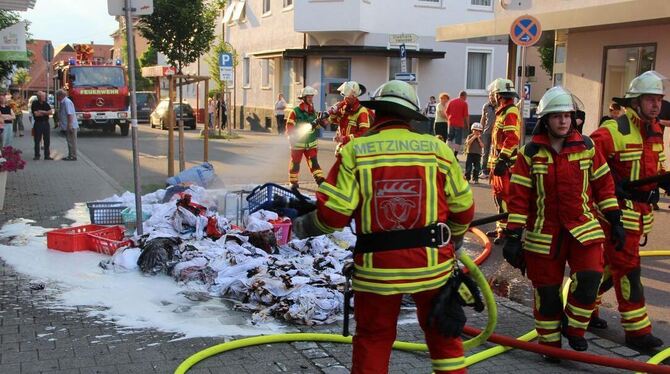 Die Metzinger Feuerwehr konnte den Brand dann rasch unter Kontrolle bringen und löschen. Foto: Feuerwehr