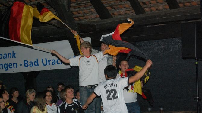 Da war die Welt noch in Ordnung: Deutschland schießt bei der WM 2010 Tore, und die Fans in der Kelter sind high. ARCHIVFOTO: PFI