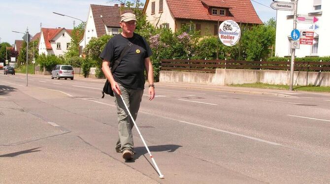 Auf die Rücksicht der Autofahrer angewiesen: Hartmut Gerst beim Überqueren der Einfahrt zur Goethestraße.  FOTO: WEBER