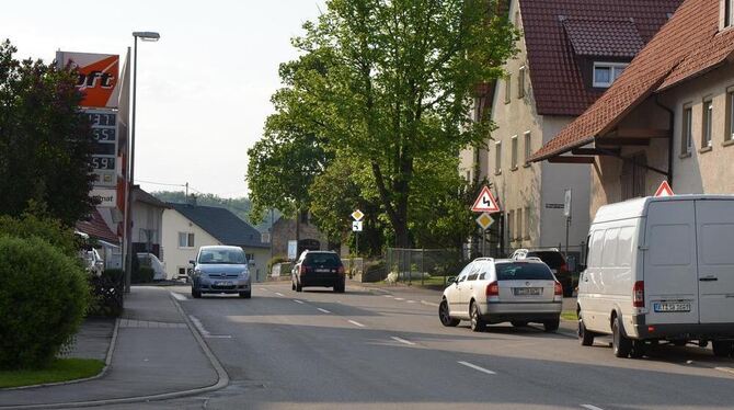 Die Landesstraße 230 führt mitten durch Genkingen: Über die Ortsdurchfahrt - hier im Bild die Gönninger Straße - rollt täglich v