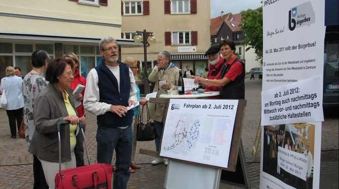 Die neuen Fahrpläne fanden reißenden Absatz und auch konkrete Informationen waren gefragt: Die Bürgerbus-Fahrer klärten Interessierte am Wochenmarkt-Stand über die Erweiterung der Touren ab 2. Juli auf.	GEA-FOTO: SCHÖBEL