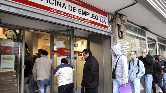 Arbeitslose stehen in Madrid in einer langen Schlange vor einem Jobcenter in der spanischen Hauptstadt. Niemals waren in Euro