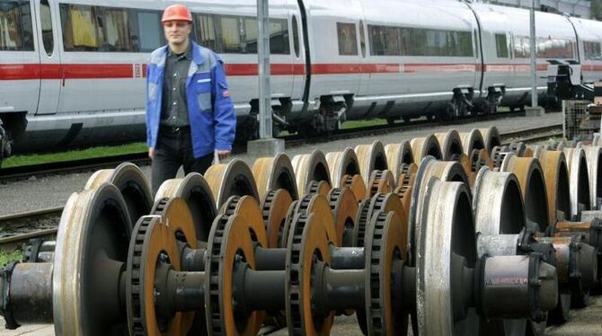 Neue Radachsen für ICE-Züge auf dem Gelände des Instandhaltungswerkes der Deutschen Bahn AG in Krefeld. Foto: Roland Weihrauc