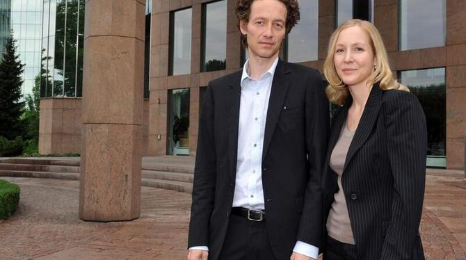 Lars und Meike Schlecker vor der Unternehmenszentrale der Schlecker-Drogeriemärkte. Foto: Stefan Puchner/Archiv