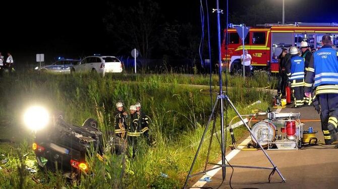 Der Wagen kam aus ungeklärter Ursache von der Fahrbahn ab.