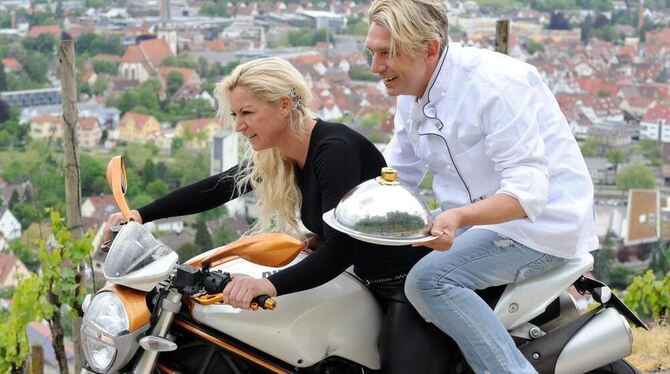 Mit dem Motorrad ist Sandra Kahlenberg sonst alleine unterwegs, fürs Foto durfte ihr Mann Sven sich einmal mit hintendrauf setze