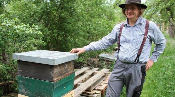 Carl Kreutner aus Bernloch lebt von und mit den Bienen. Seine wichtigste Einnahmequelle ist die Bestäubungsprämie. FOTO: LEUSCHK