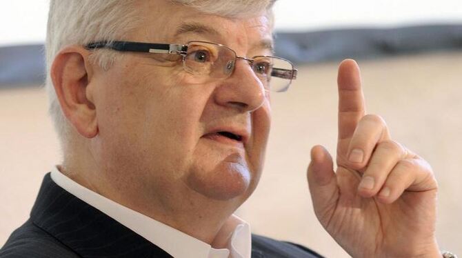 Ex-Außenminister Joschka Fischer greift Angela Merkel mit drastischen Worten an. Foto: Roland Schlager/Archiv