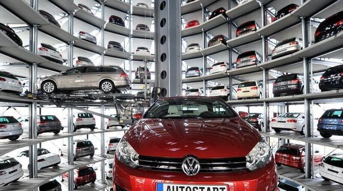 Der VW Golf kommt nun schneller zum Kunden - auf Wunsch können Käufer das neue Auto persönlich in der Volkswagen Autostadt in