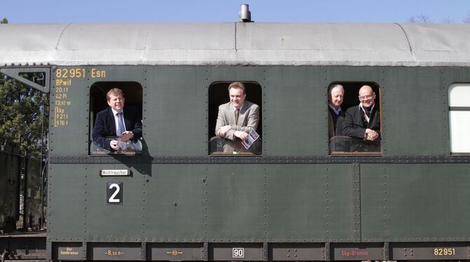 Bringen den Münsinger Musik- Express gemeinsam ins Rollen: Münsingens Bürgermeister Mike Münzing, Philharmonie-Intendant Cornelius Grube, Heinz Kurz und Bernd-Matthias Weckler vom Verein Schwäbische Alb-Bahn. FOTO: SCHRADE