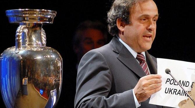 UEFA-Präsident Michel Platini bei der Vergabe der EM 2012 an Polen und die Ukraine. Foto: Andy Rain