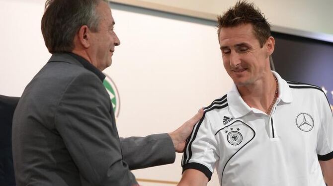 DFB-Präsident Wolfgang Niersbach (l) begrüßt bei der Pressekonferenz in Danzig Miroslav Klose. Foto: Andreas Gebert