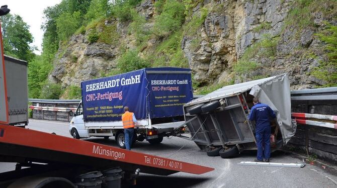 Der umgekippte Anhänger wird geborgen.