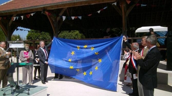 Gemeinsam in Europa: Festgäste aus Puiseux-en-France (rechts) und Grafenberg. FOTO: GV