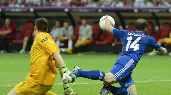 Polens Keeper Wojciech Szczesny (l) foult Dimitris Salpingidis und sieht dafür rot. Foto: Bartlomiej Zborowski