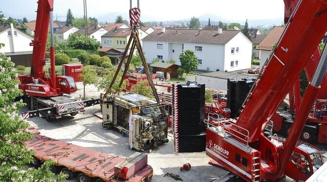 Aufwendiger Umzug: Mit einem Tandemhub wurde die 1 000-Tonnen-Presse aus Bronnweiler in die Fertigungshalle des Rieber-Stammwerk