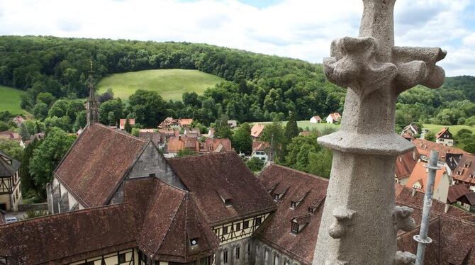 Das Gerüst ist weg, der Wetterhahn des Klosters Bebenhausen blickt wieder ins Goldersbachtal und die sandsteinerne Turmspitze da